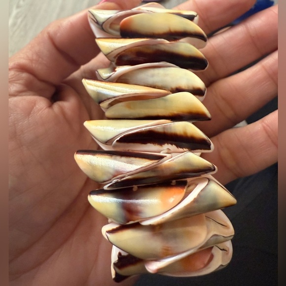 Jewelry - VINTAGE Genuine Reversible Conch Shell Handmade 1 3/4” Stretchy Bracelet Boho